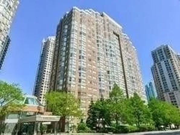 325 Webb Dr #1808, Mississauga, ON L5B 3Z9