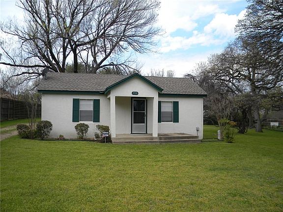 2nd image of 708 Oakwood Ln