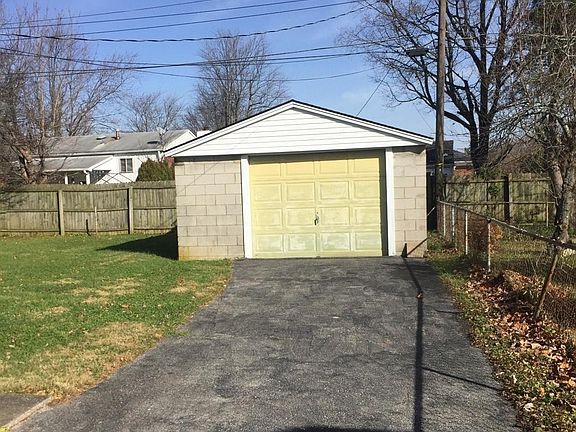 3rd image of 479 Sandalwood Dr