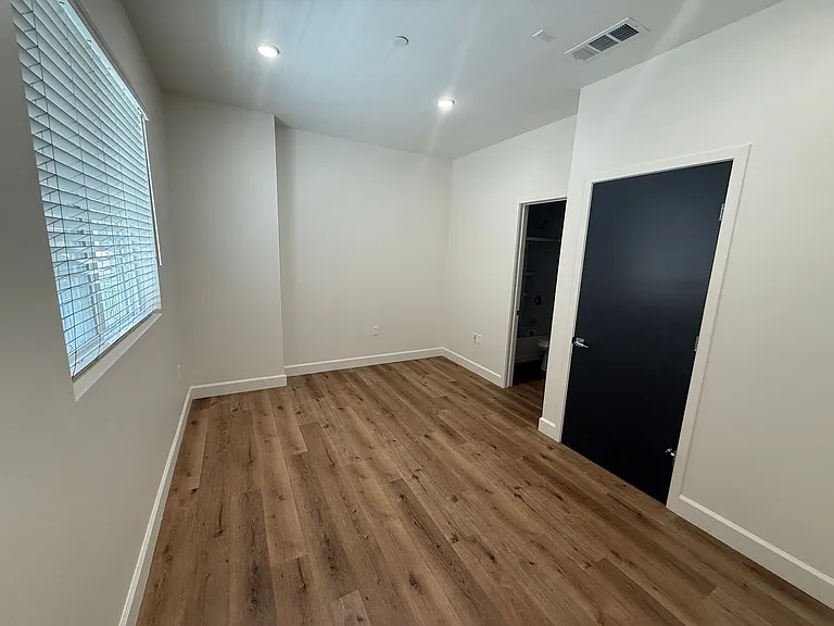 14550 Burbank Blvd #105 — Photo 4