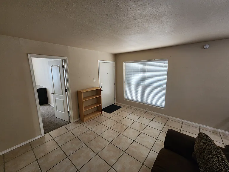 2220 Leon St #101B — Photo 5