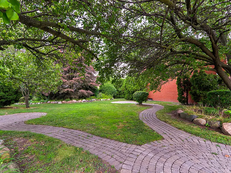 Georgetown Manor — Photo 31