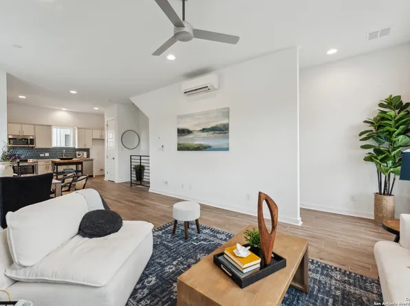 1735 W Gramercy UNIT 302, San Antonio, TX 78201