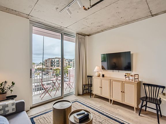 5th image of 901 W Washington St #203