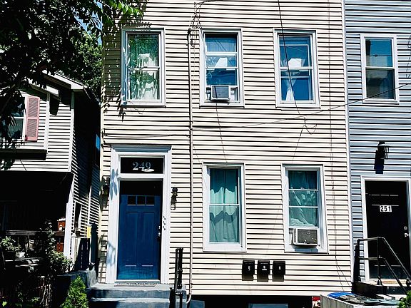 Full floor middle apartment