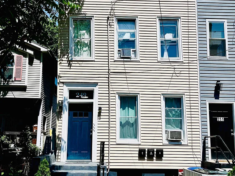 Full floor middle apartment