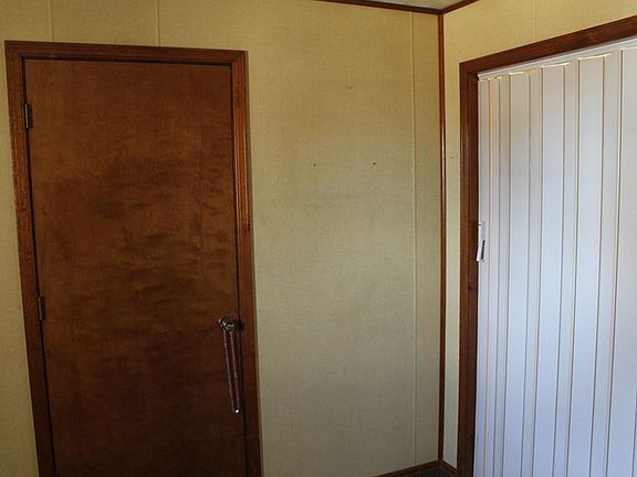 3rd image of 318 N Industrial Hwy