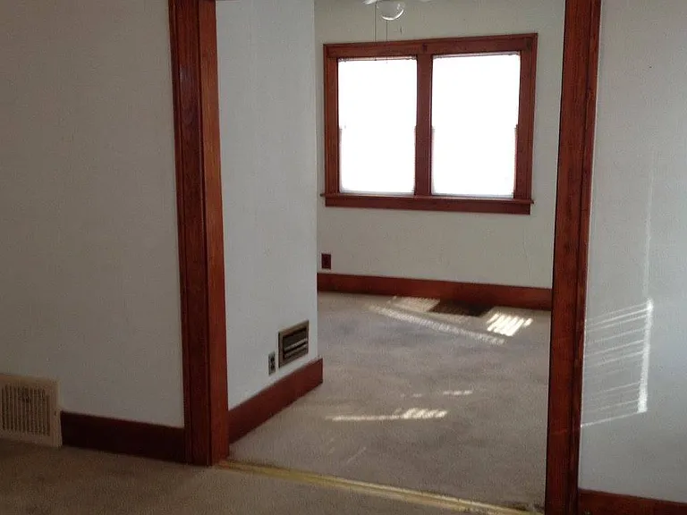 927 Forest Ave — Photo 2
