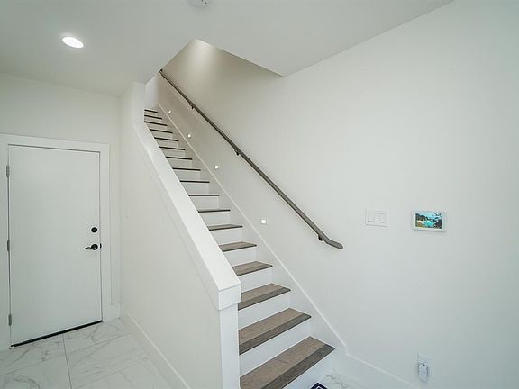 3rd image of 2409 Anita St