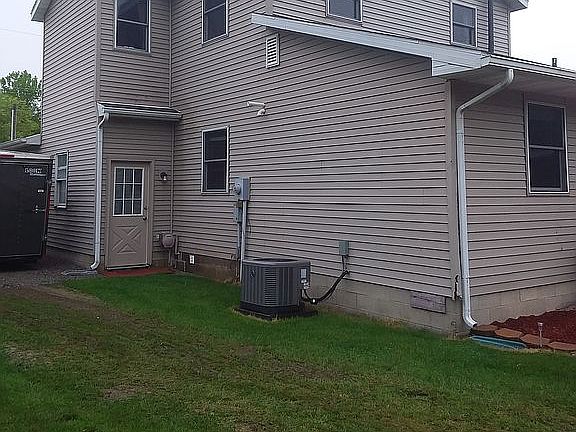 3rd image of 9164 Drury Ln