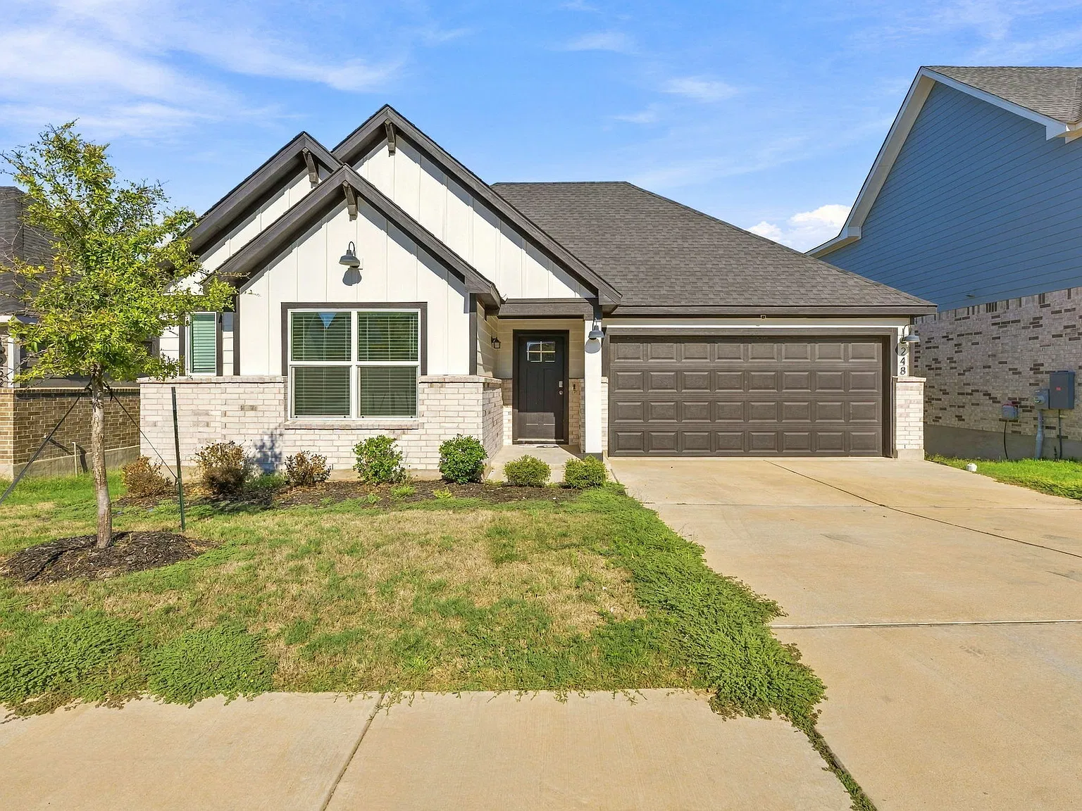 4 bed, 2.0 bath, 1824 sqft, $2,300 — Photo 2