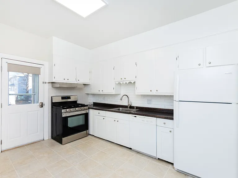 22 Adams Ave — Photo 10