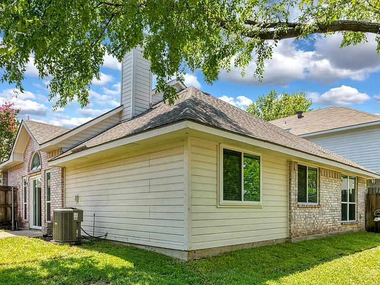 1329 Maywood Ct — Photo 22