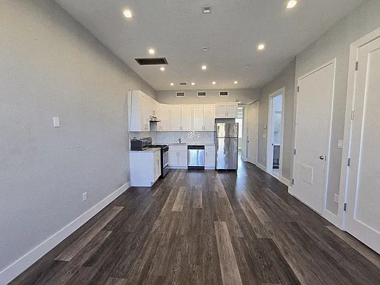 Rented by Voro Purple LLC | media 18