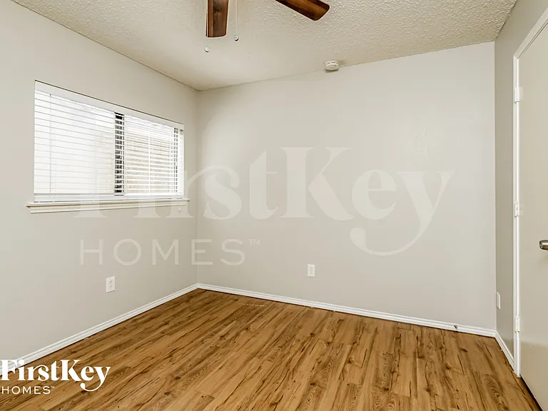 2661 Claremont Dr — Photo 13
