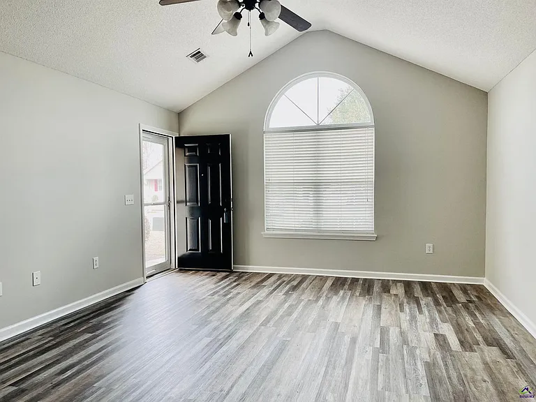 321 Deerfield Cir — Photo 4