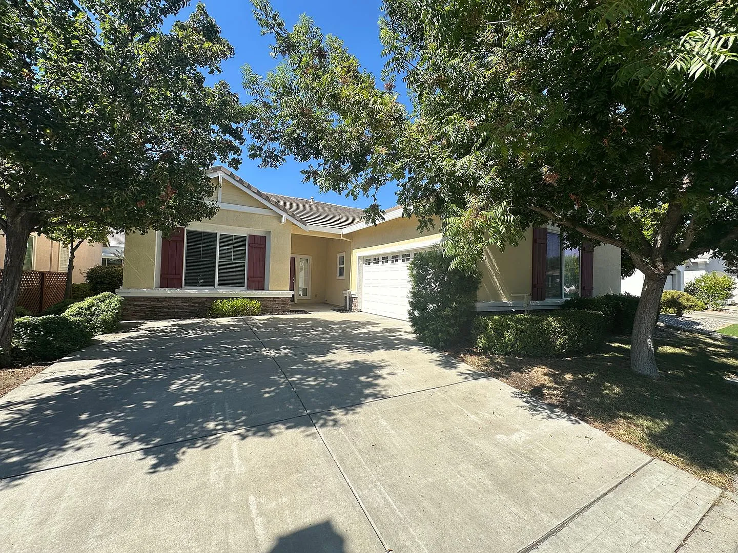 393 Earlham Way photo 1
