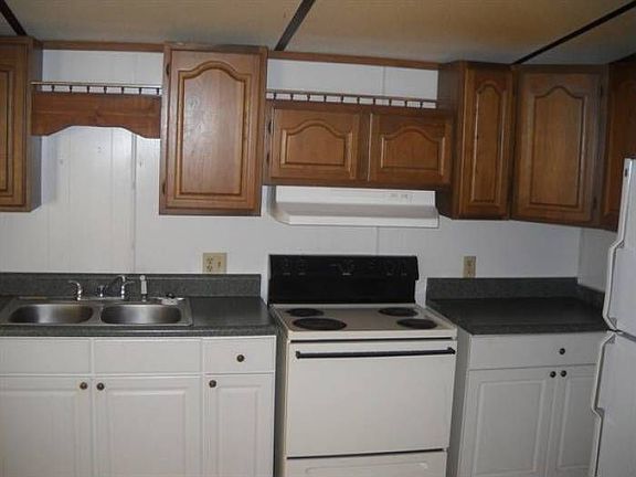 Kitchen w/ Appliances