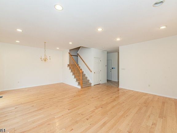 4th image of 185 Crown Point Rd