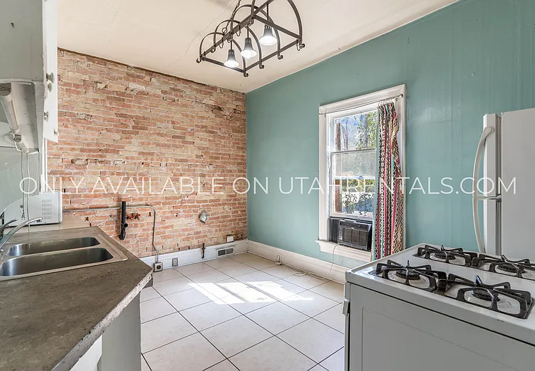 429 E Center St — Photo 7