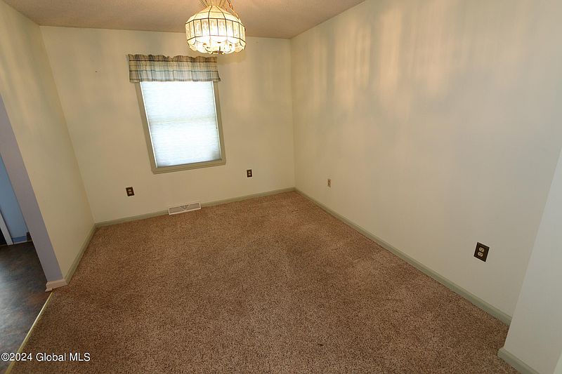 5th image of 1429 Thickett Road