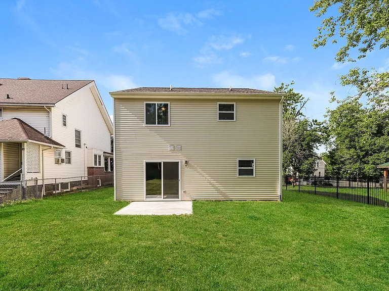 137 W Mason St — Photo 30