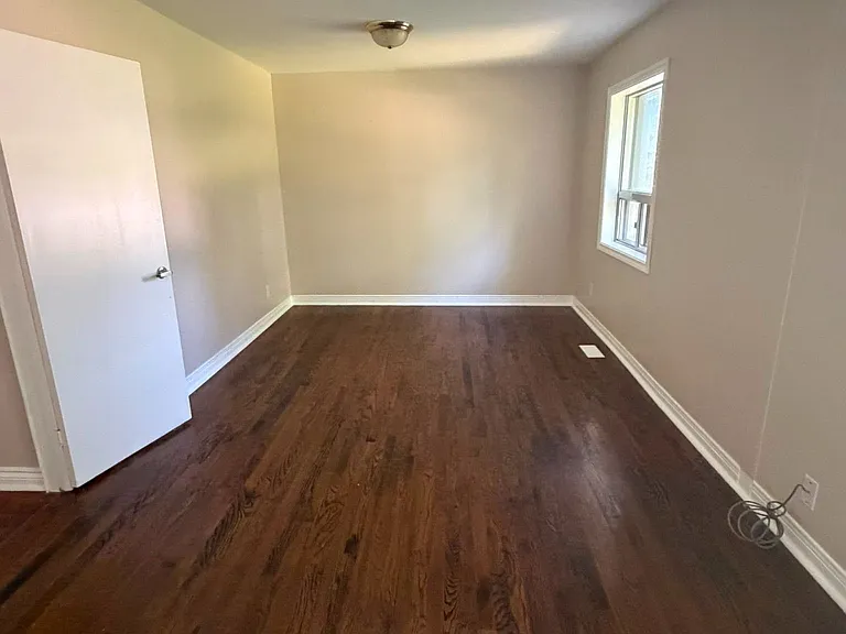 425 Livingston Rd N — Photo 8
