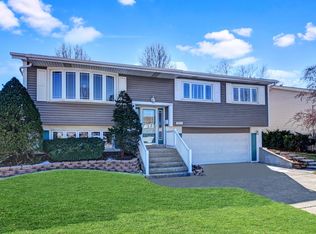 9027 Barberry Ln, Oak Lawn, IL