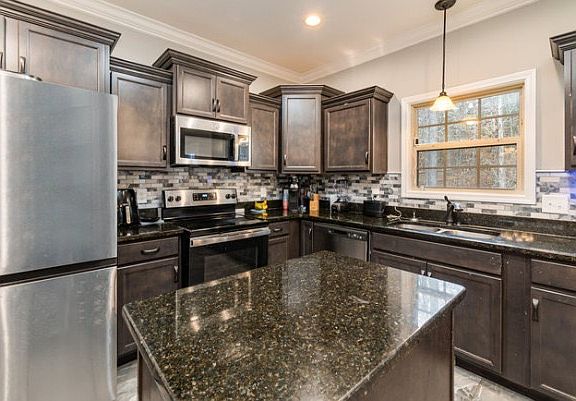 5th image of 403 Barry Dr N
