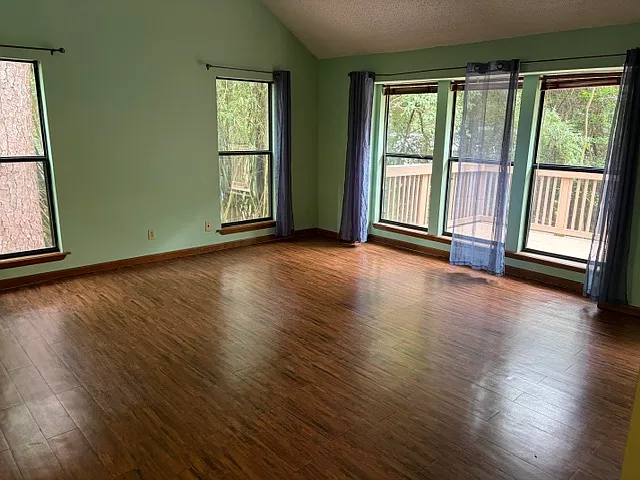 1105 Cherokee Dr — Photo 2