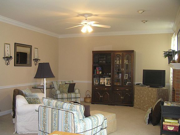 4th image of 823 Meadowfield Dr