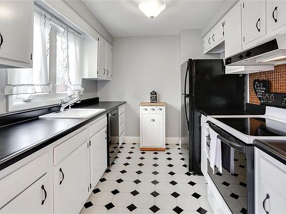 3rd image of 1207 Charlesgate Cir