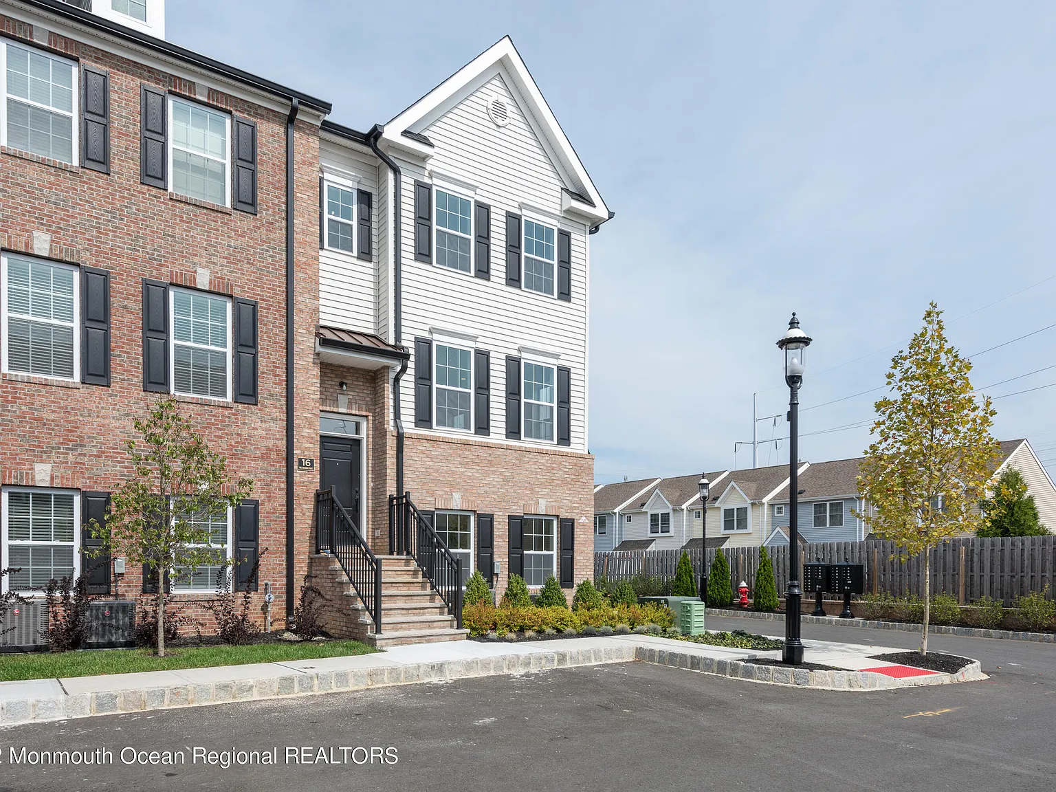 3 bed, 3.5 bath, 2245 sqft, $5,200 — Photo 2