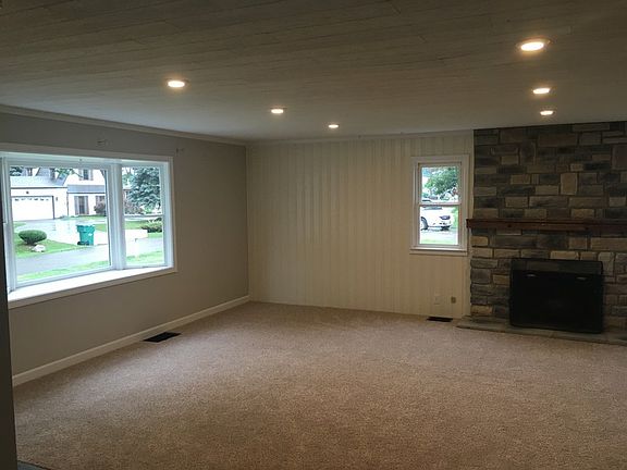 4th image of 714 Lake Shore Dr E