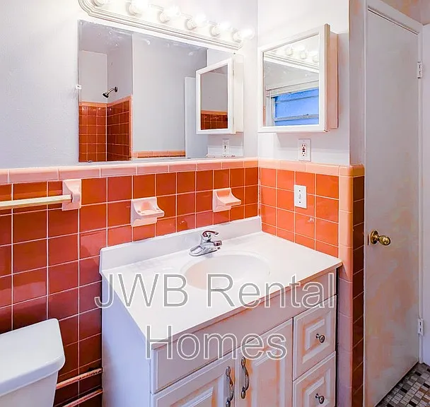 2725 Herschel St — Photo 10