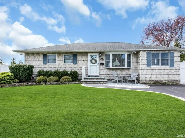 28 Rivera Lane, West Sayville, NY 11796