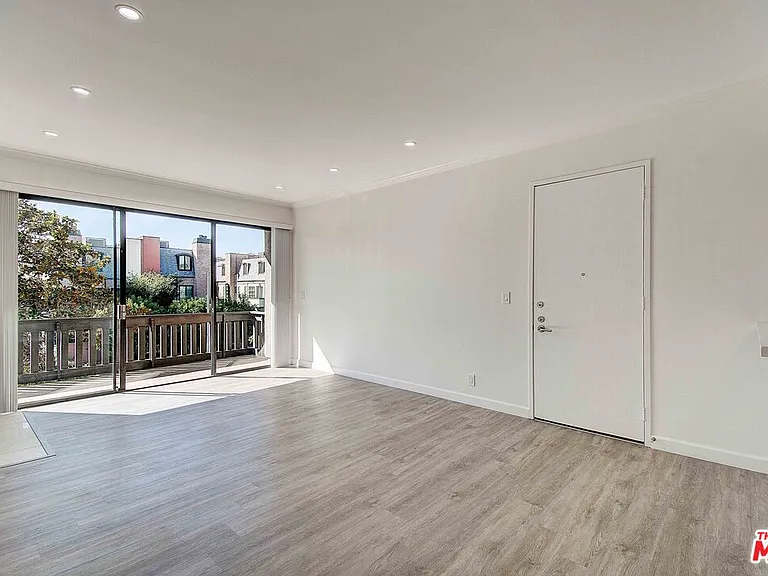 2324 S Beverly Glen Blvd #201 — Photo 23