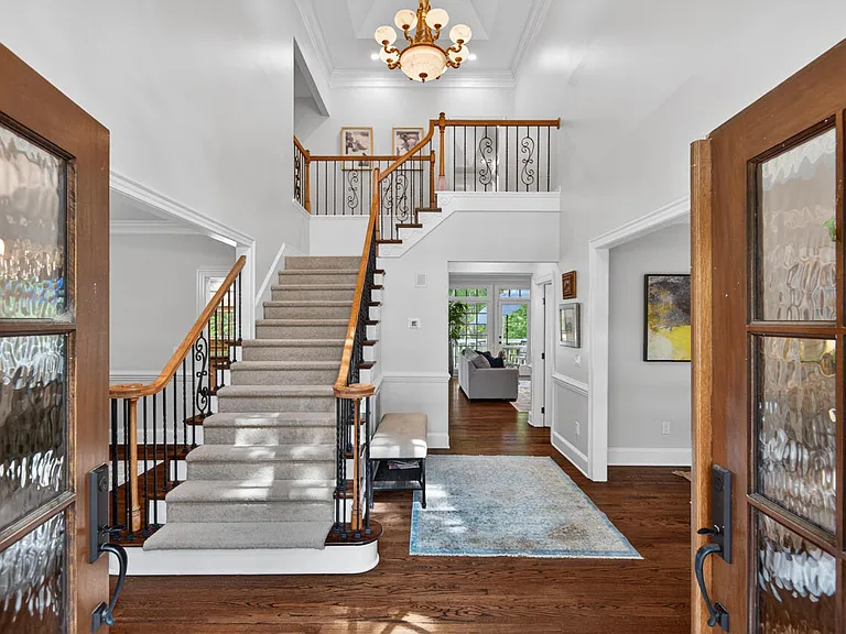 1202 Summerville Ln — Photo 12