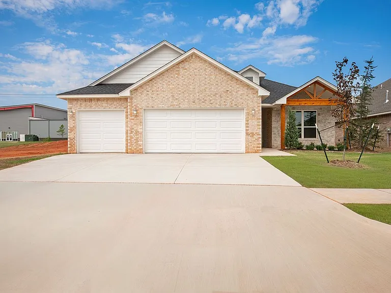 4909 Misty Wood Ln — Photo 3