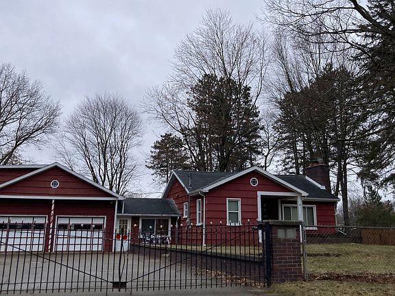 2nd image of 7055 Banks St