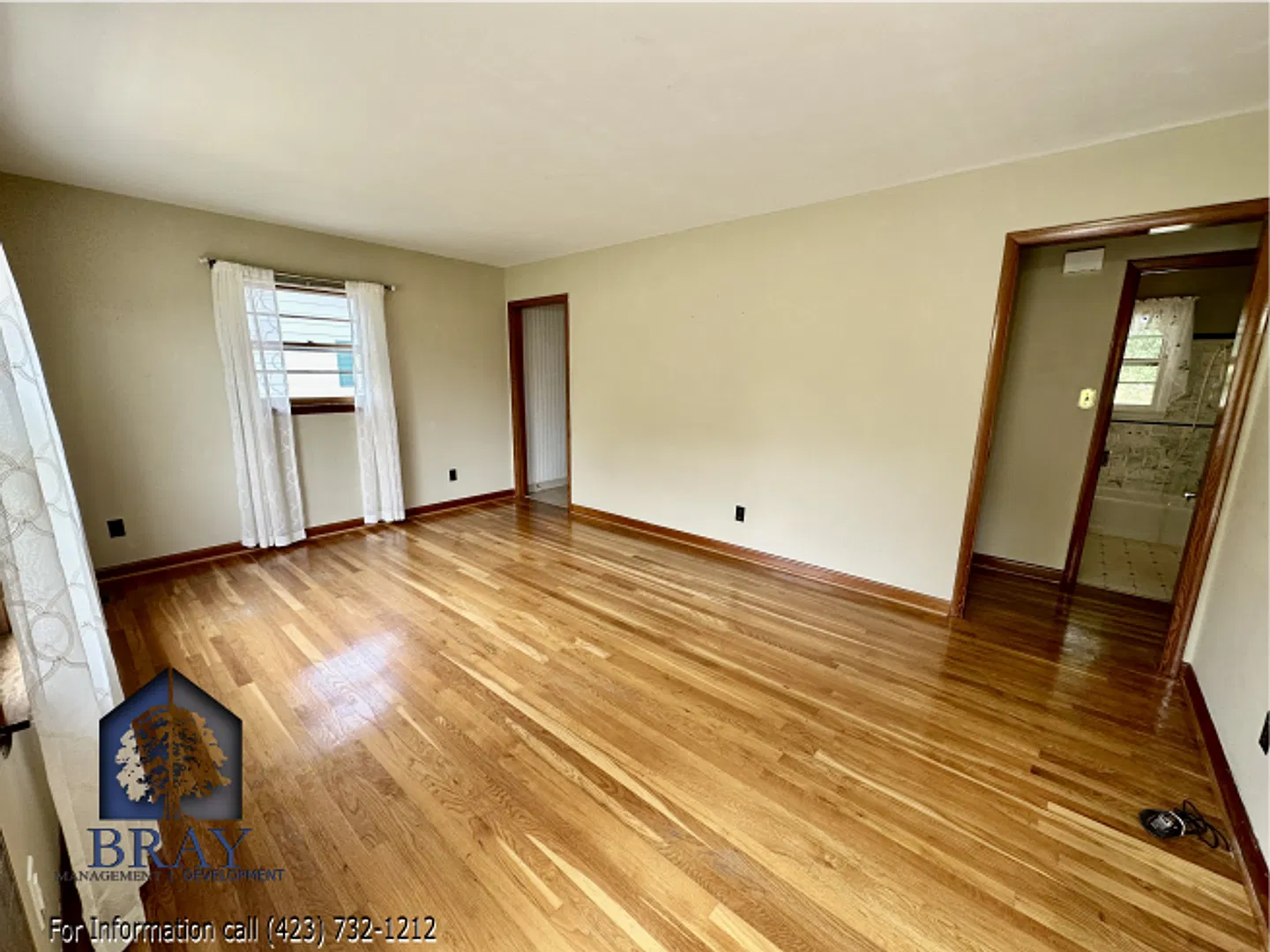 Large basement and huge yard! Centrally located! — Photo 2