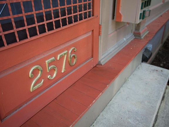 4th image of 2576 Glenmawr Ave
