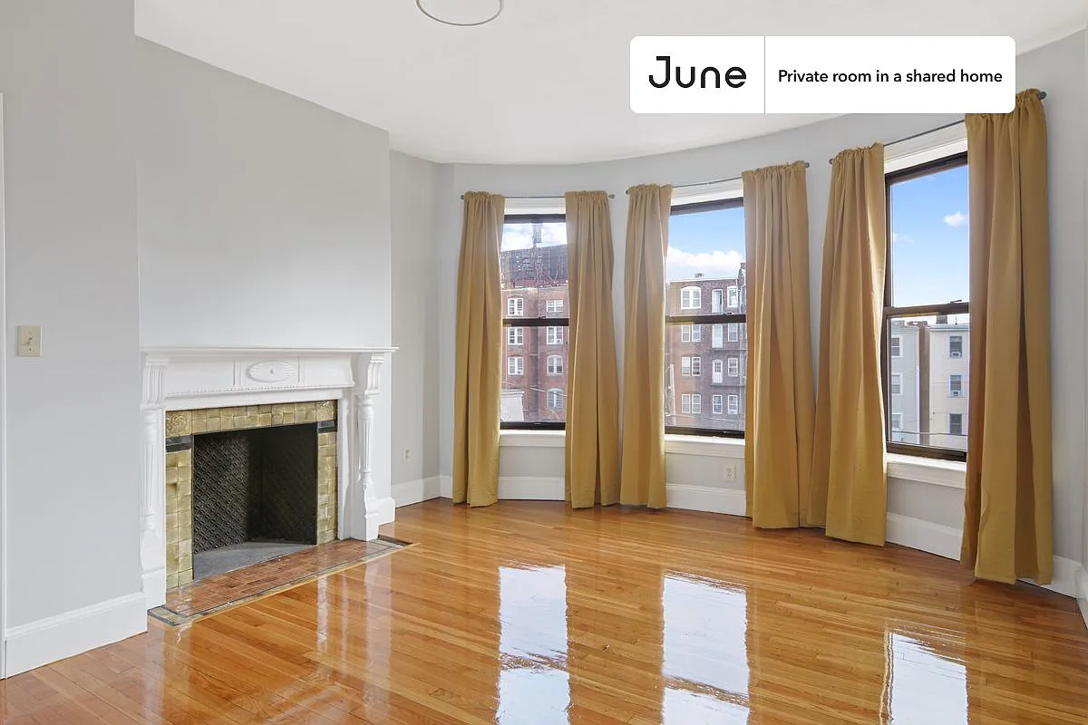 Queen bedroom in 4 bed/2 bath home in Allston #535 C — Photo 2