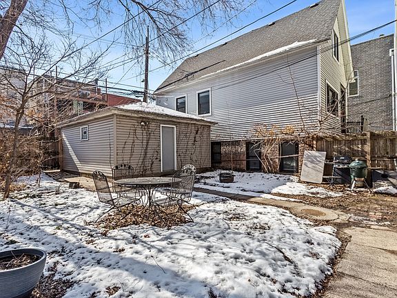 2nd image of 1033 W Wellington Ave