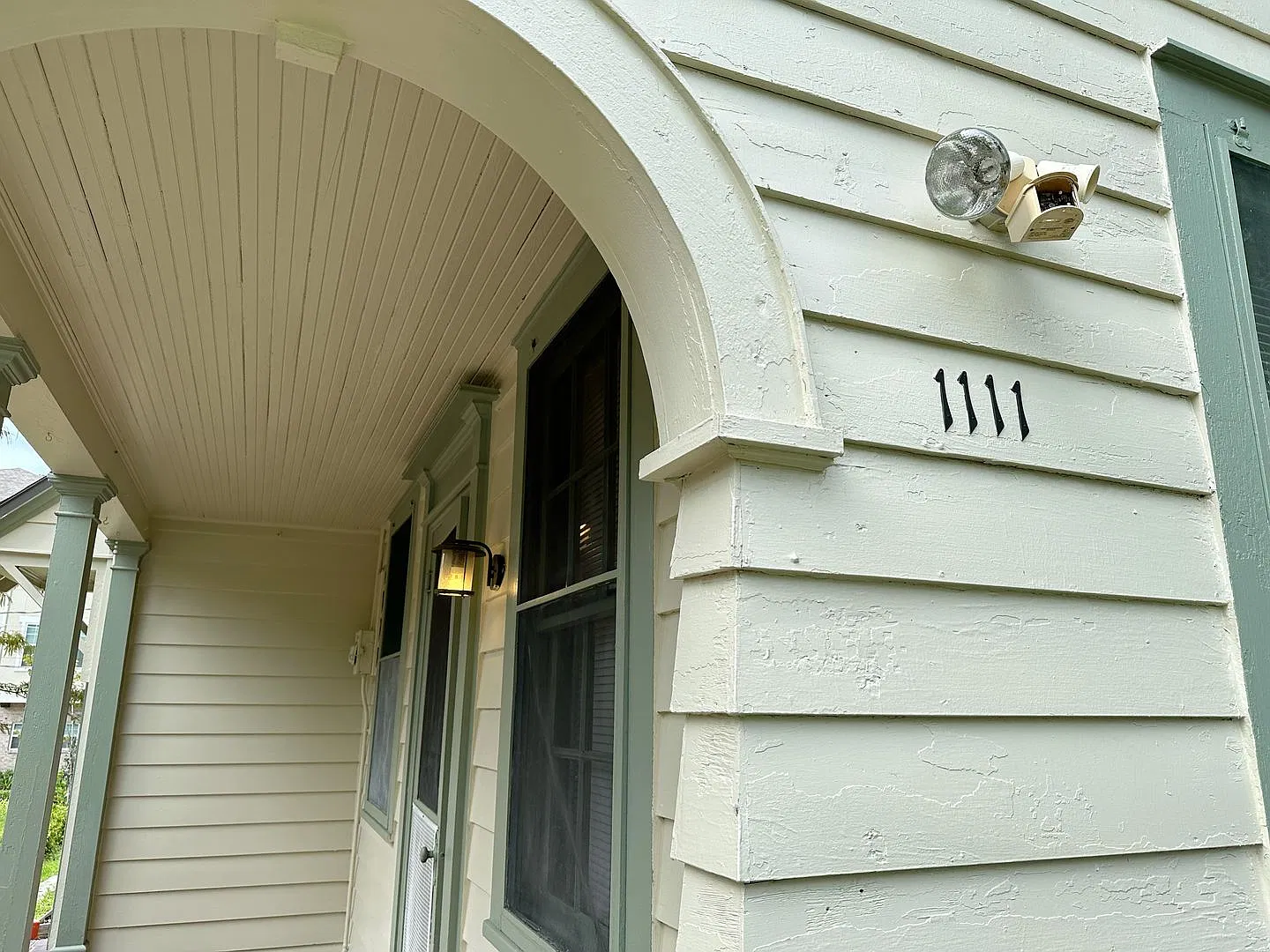 Beautiful 1 Bedroom Home Near Sorority Row! — Photo 3