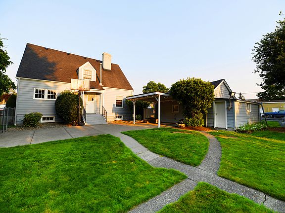 Backyard entry way to unit B