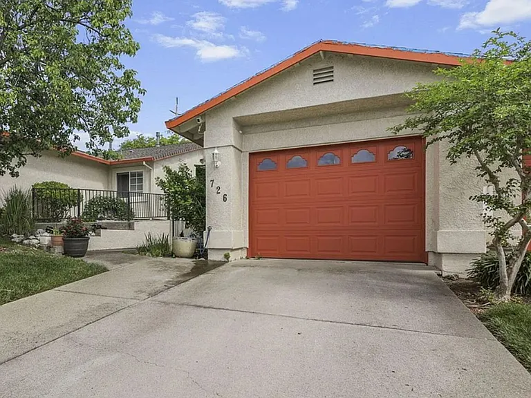 726 Stonebriar Trl — Photo 2
