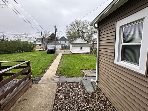 3rd image of 410 W Emerald St