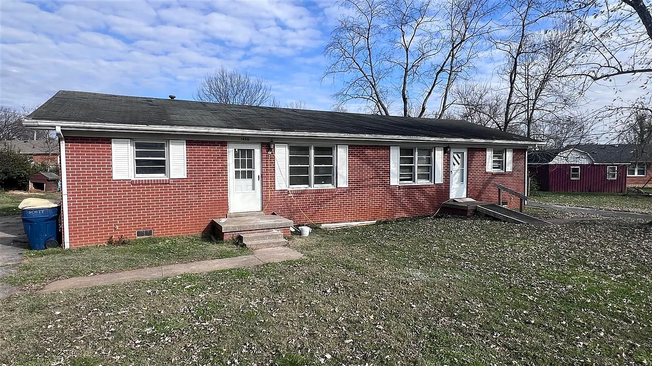 2 bed, 826 sqft, $900 — Photo 1