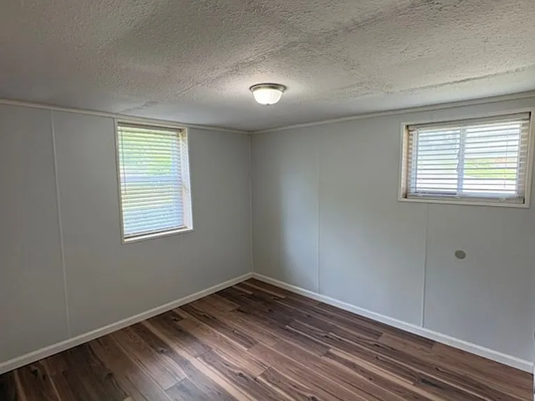 1906 Russell Ave — Photo 4